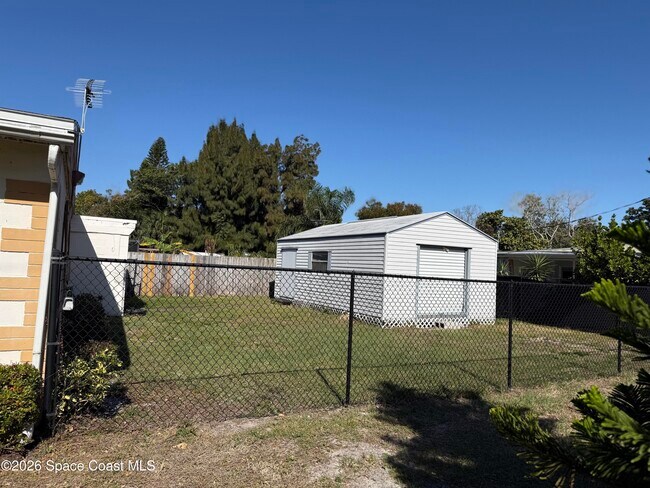 Building Photo - 805 Camellia Dr