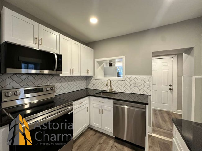 Building Photo - 2 Bedroom Home with Den, Exposed Brick, and Updated Kitchen in Westport