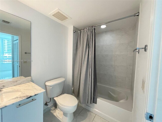 Building Photo - 950 Brickell Bay Dr