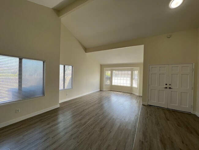 Building Photo - Beautiful: 3 Bedroom 2 Bath Single Family ...