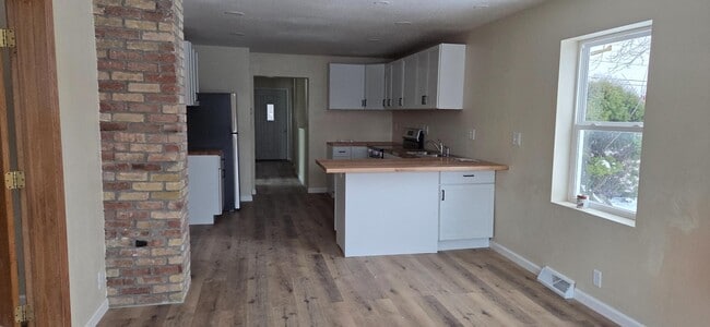 Building Photo - 235 Main St