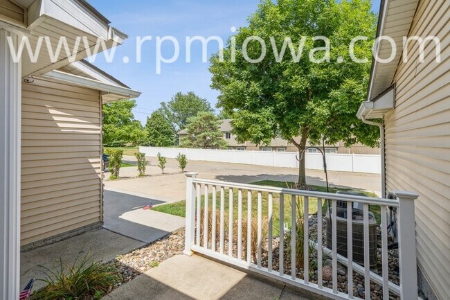 Building Photo - UPDATED TOWNHOME!! 2 Bedroom, 2.5 Bath in Ankeny