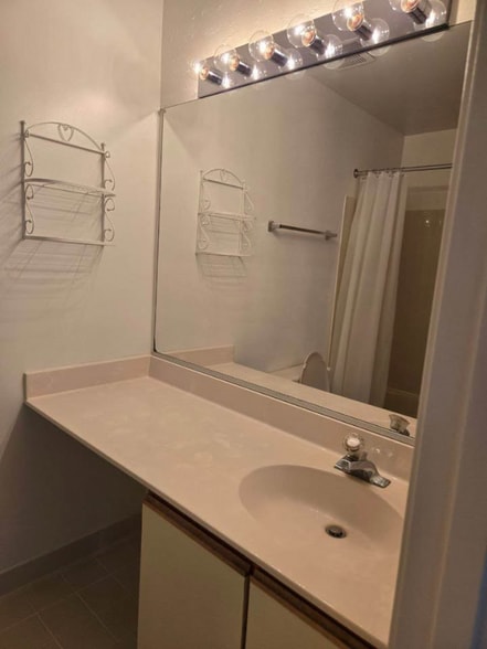 Building Photo - 6 Banyan Wood Ct