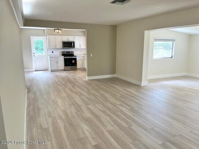 Building Photo - 1554 Hillcrest Dr