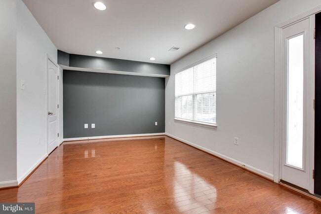 Building Photo - 7926 Silver Oak Rd