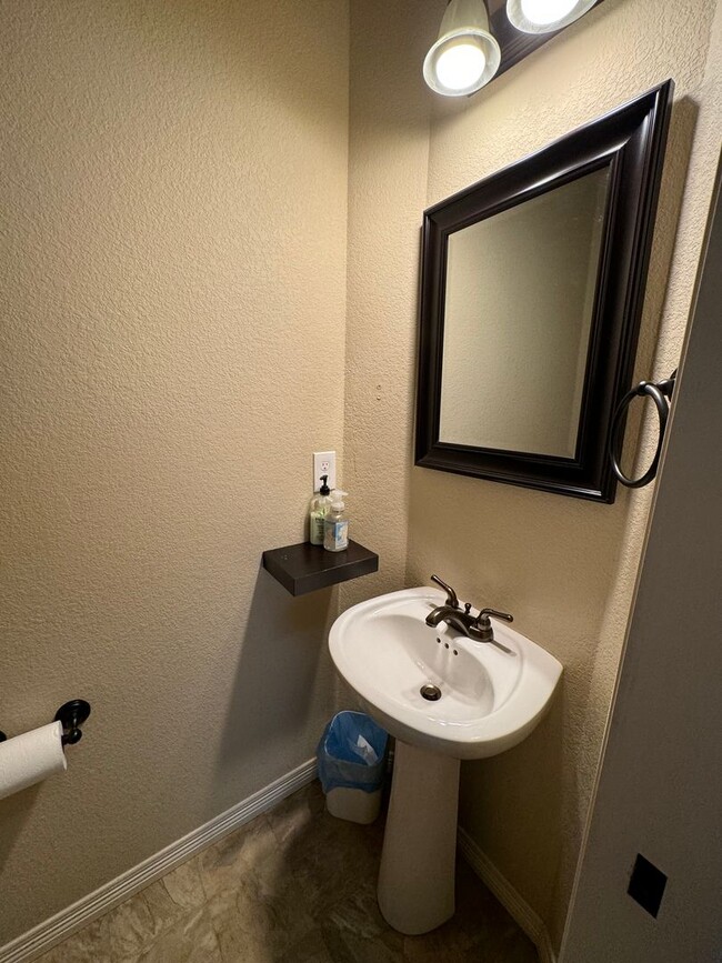 Building Photo - Beautiful 4 Bed 3 1/2 Bath home in Ridgen Farm.