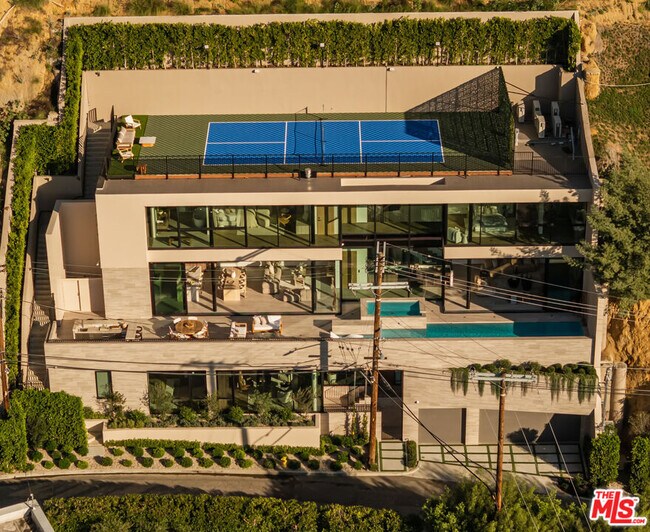 Building Photo - 8777 Hollywood Blvd