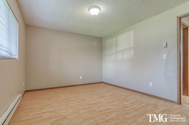 Building Photo - Charming Duplex with Garage Near the Washo...