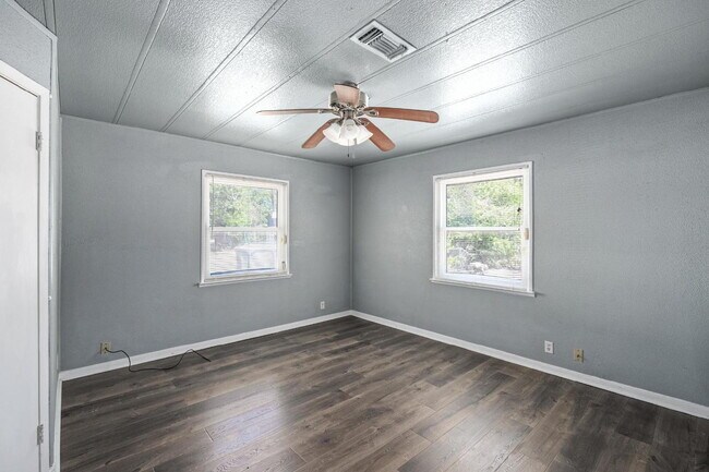 Building Photo - Welcome to your next home!