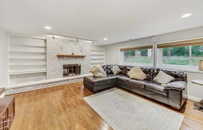 Building Photo - 1232 W Jefferson Ave