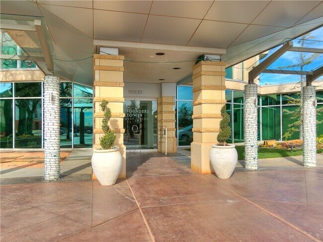 Building Photo - Luxury 2 Bed 2.5 Bath Condo in Central OKC