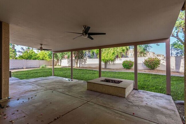 Building Photo - 3-bedroom plus bonus room with 3-car garag...