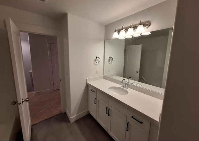 Building Photo - 4 bedroom/2.5 bathroom Townhome in Eagle Mountain