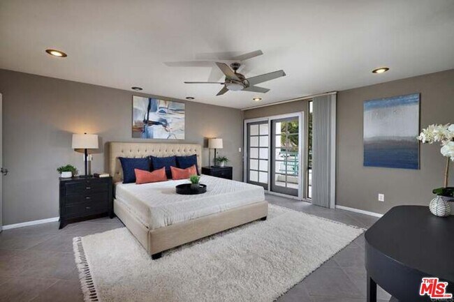 Building Photo - 2552 Navarra Dr