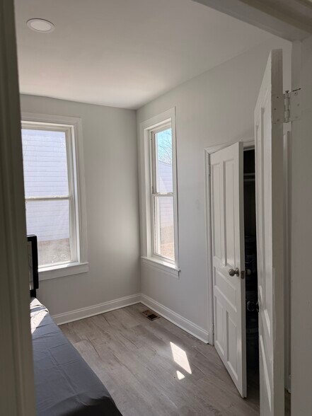 Building Photo - 328 Pattison St