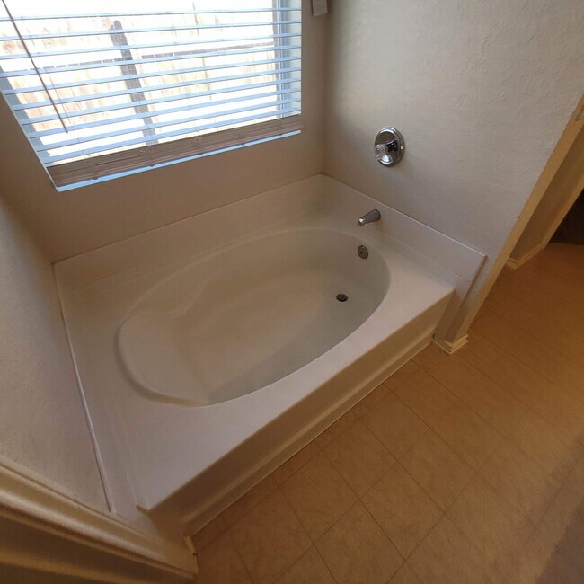 Building Photo - Clean North East Home - O'Conner & IH35