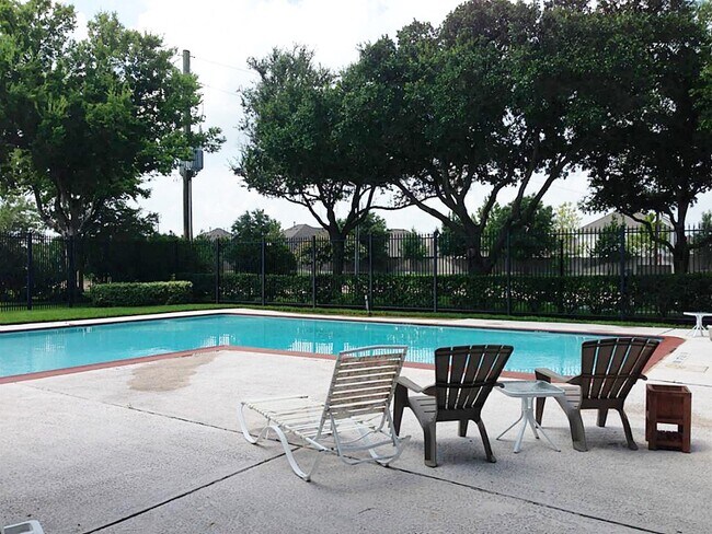 Building Photo - 13716 Hollowgreen Dr