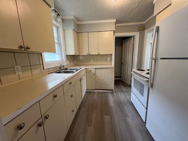 Building Photo - Charming 3 bedroom house