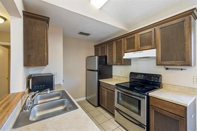 Building Photo - Great location! Two Bedroom two bath Condo
