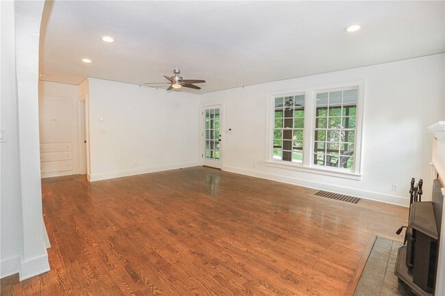 Building Photo - 610 N Olive Ave