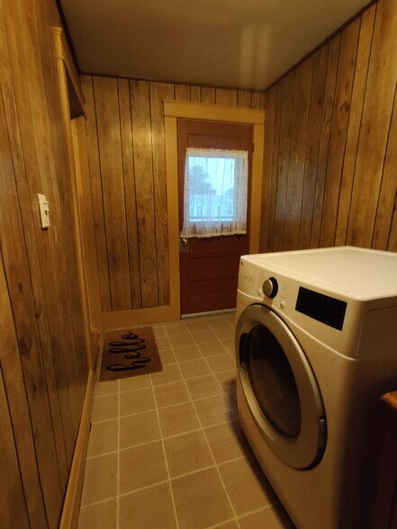Entrance + Dryer - 578 Dubuque St