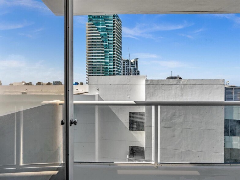 Building Photo - 3725 S Ocean Dr