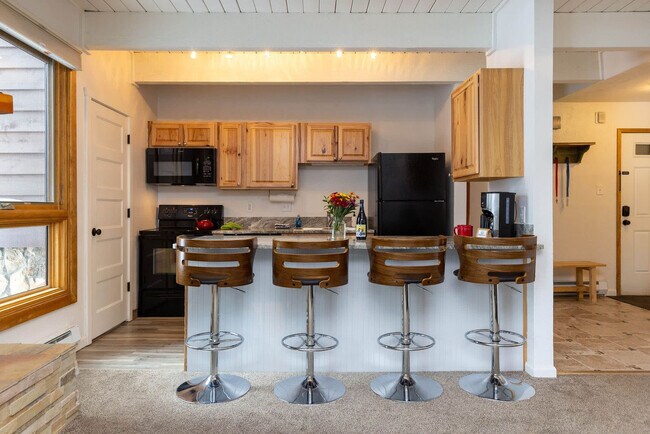 Building Photo - 465-464 4 O'Clock Rd