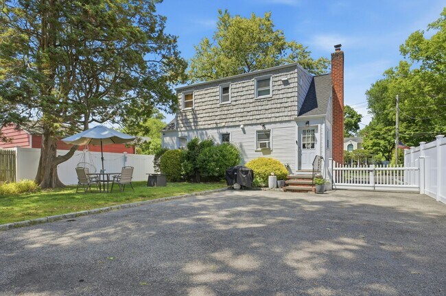 Building Photo - 135 Woolsey Ave