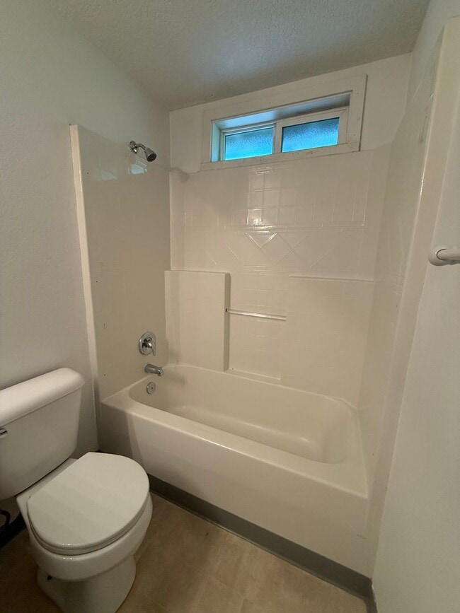 Building Photo - 3 Bed, 2 Bath with Garage, W/D, and Fenced...