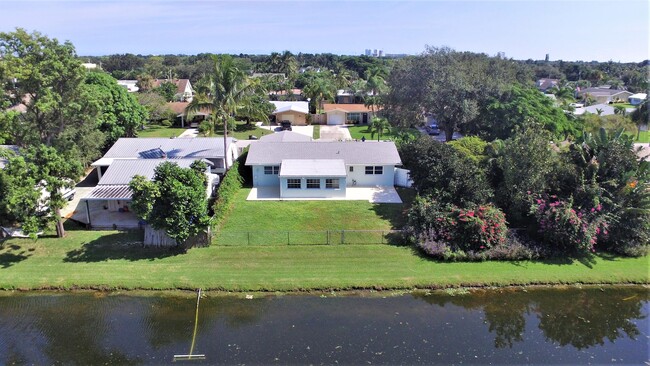 Building Photo - 571 Riverside Dr