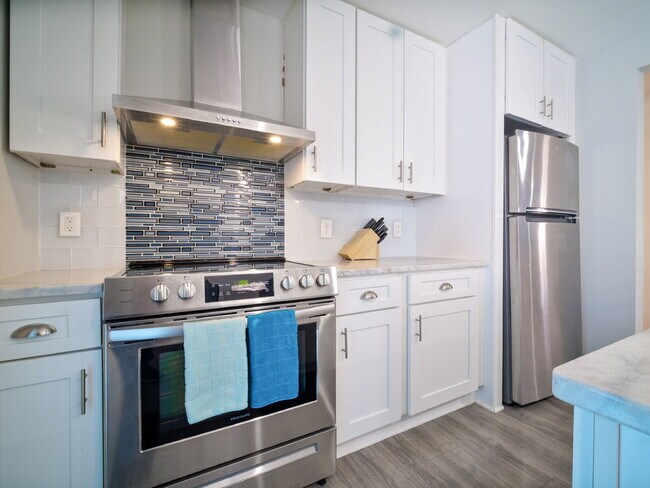 Building Photo - "Charming 2-Bedroom Retreat with Granite Elegance on Thornton Road!"