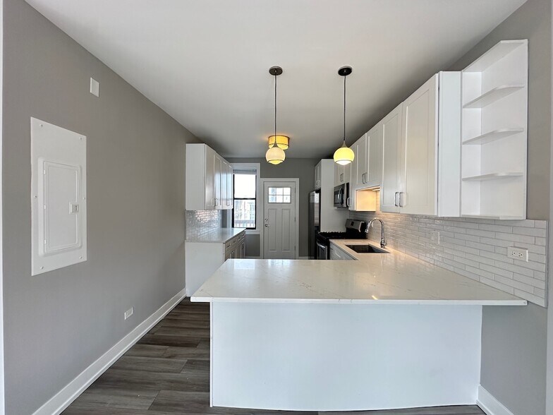 Building Photo - 3842 N Janssen Ave