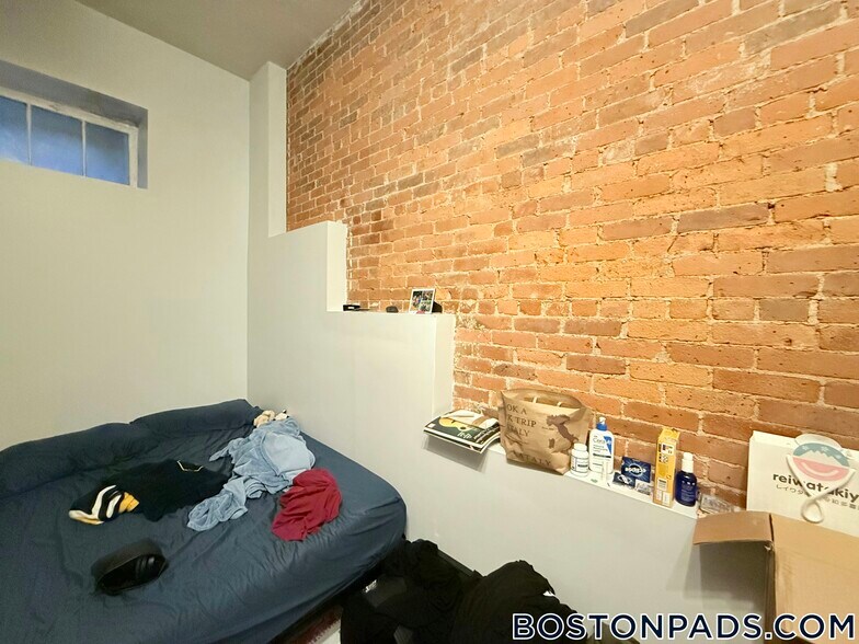 Building Photo - 452 Park Dr
