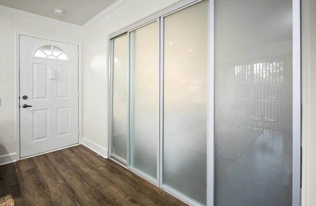 Building Photo - Charming 1-Bed La Jolla Retreat with Utilities Included, In-Unit Laundry & Carport