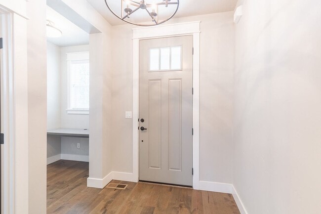 Building Photo - Quiet Centrally located 3 bed 2.5 bathroom