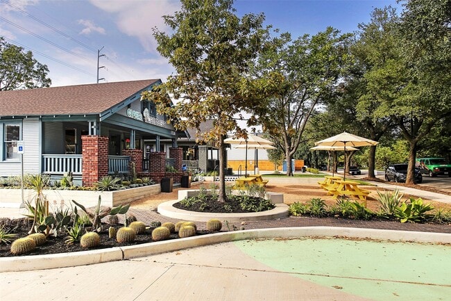 Building Photo - 213 W 26th St