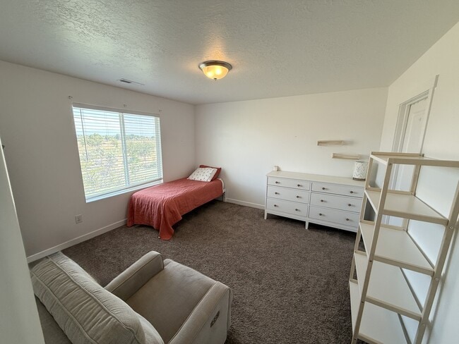 Building Photo - 398 Grassland Dr