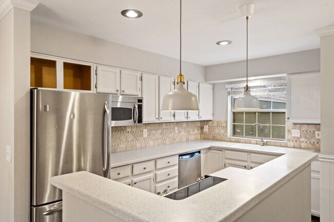Building Photo - Updated 3-Bedroom Townhome in Ideal Location