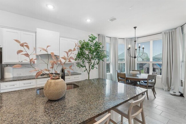 Building Photo - 823 Dreisam