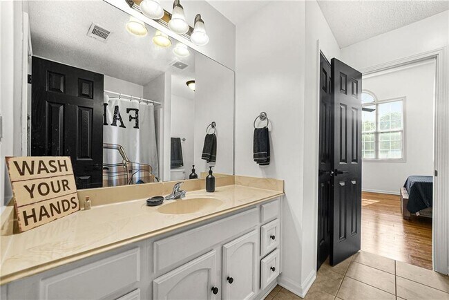 Building Photo - 176 Oak Leaf Dr