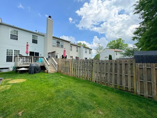 Building Photo - Gorgeous 2 Bed 2.5 Bath Townhome With A Fenced Yard In Exeter
