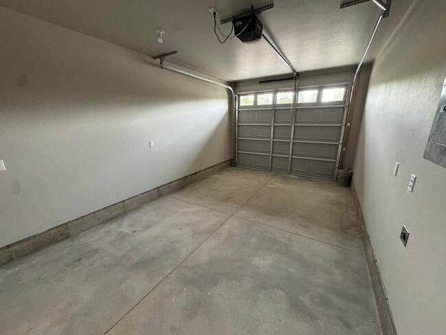 Building Photo - Green Area 3 Bedroom 2 Bath Duplex with Ga...