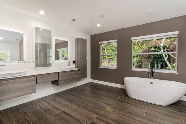 Building Photo - 1222 Manor Ct