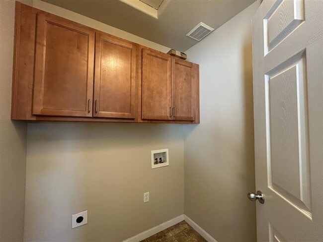 Building Photo - Move-In Ready! 3 Beds 2.5 Baths Townhome with Stainless Steel Appliances, W/D Hookups, and Gas Fo...