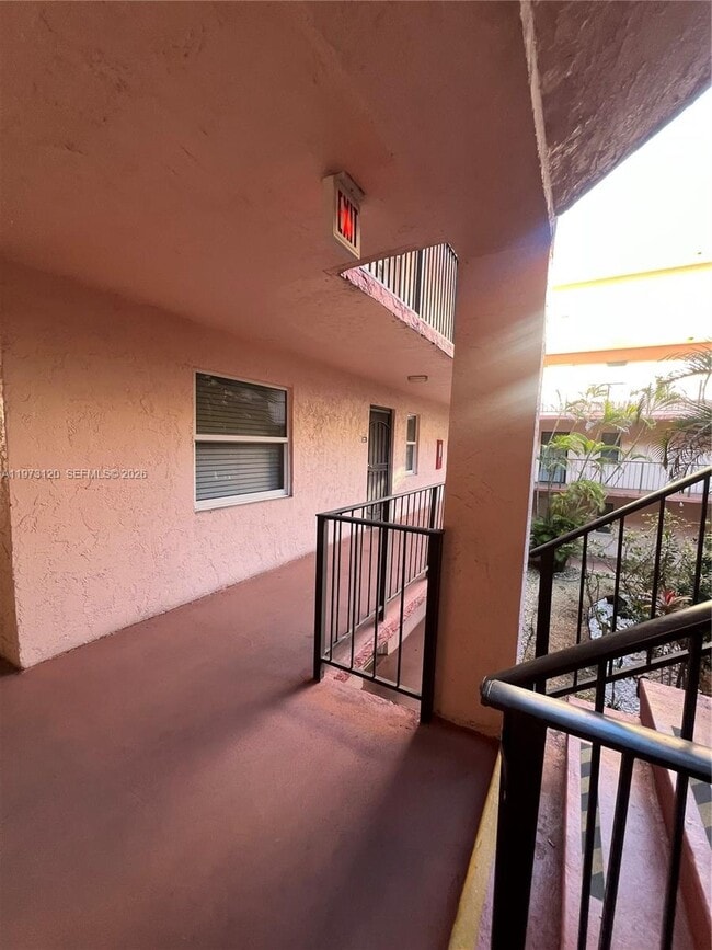 Building Photo - 2851 Somerset Dr