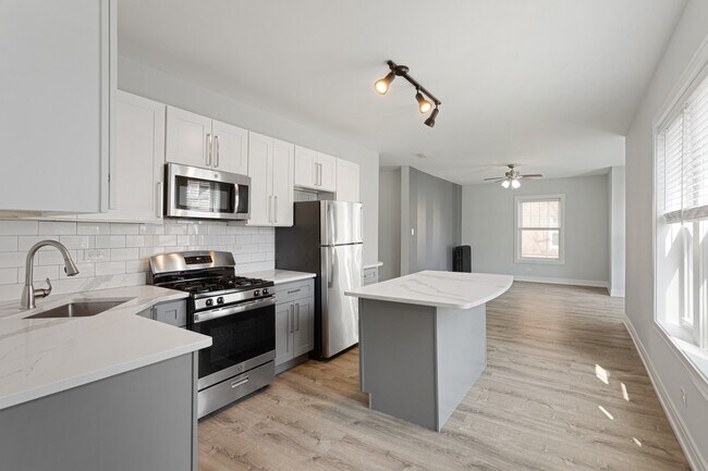 Building Photo - 6942 N Wolcott Ave