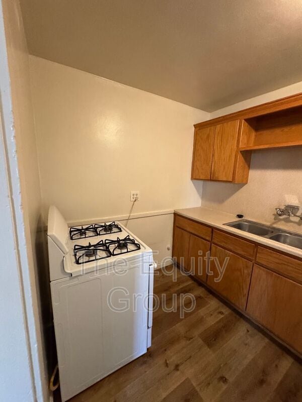 Building Photo - 449 W Maple St