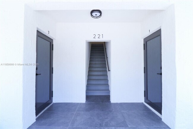 Building Photo - 221 SW 11th Ave