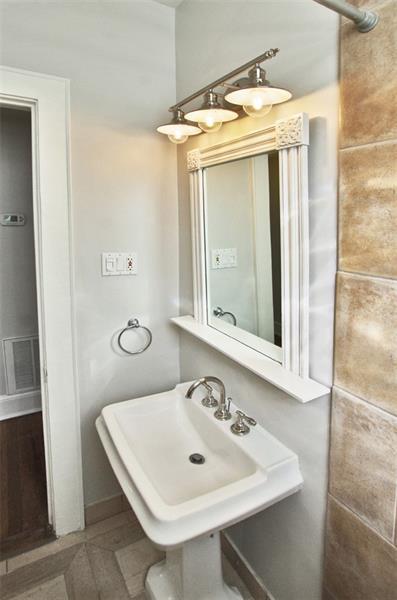 Building Photo - 425 10th St NE