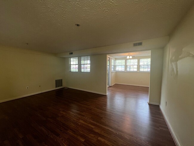 Building Photo - Amazing 2 BR/2 BA Condo in Elkridge!